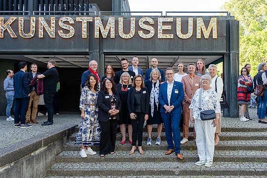 Personen vor einem Museum