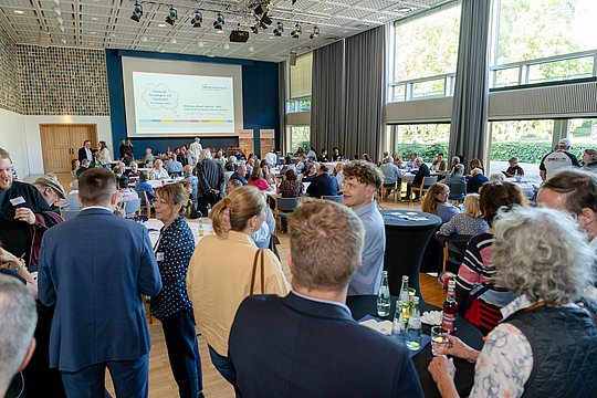 Personen in einem Saal