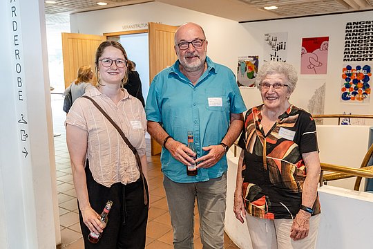 drei Personen im Vorraum Kunstmuseum