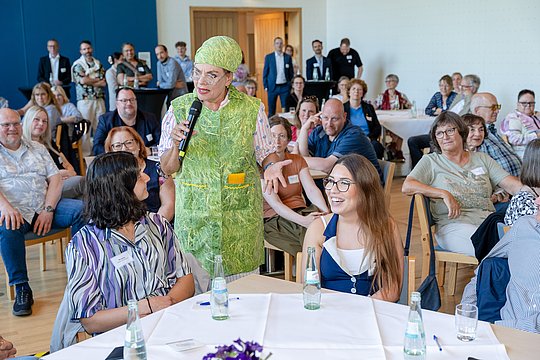 Esther Münch im Saal mit Personen
