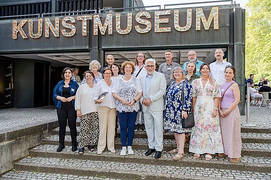 Gruppe menschen vor dem Kunstmuseum