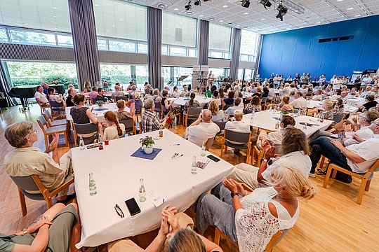 viele Menschen an Tischen im Kunstmuseum
